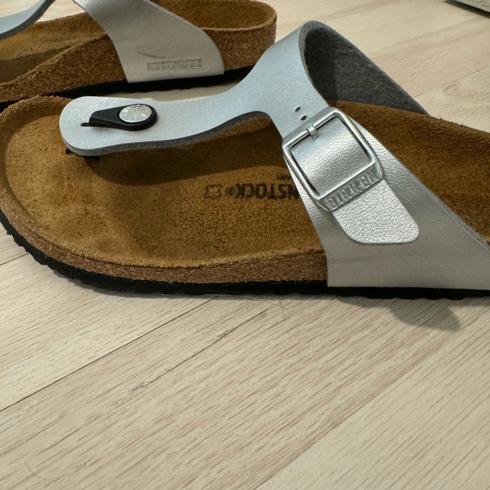 Birkenstock Gizeh sandals. Size 34 (3-3.5 US)